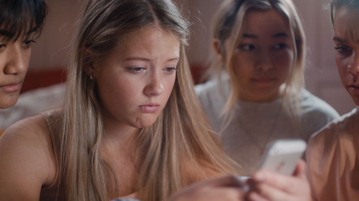 'NUDES' | Plataforma: Sundance TV. Fecha: 9 de febrero. Sinopsis: Drama de diez episodios que cuenta, a través de las historias de tres adolescentes, la importancia de preservar la intimidad en la era de las redes sociales, y las consecuencias personales y legales de compartir un desnudo en Internet. Sofia, Ada y Viktor viven en distintas partes de Noruega y tienen algo en común: sus vidas han cambiado para siempre por un desnudo que se ha hecho viral en redes sociales. Su misión será recuperar el control de la situación y el de sus propias vidas.