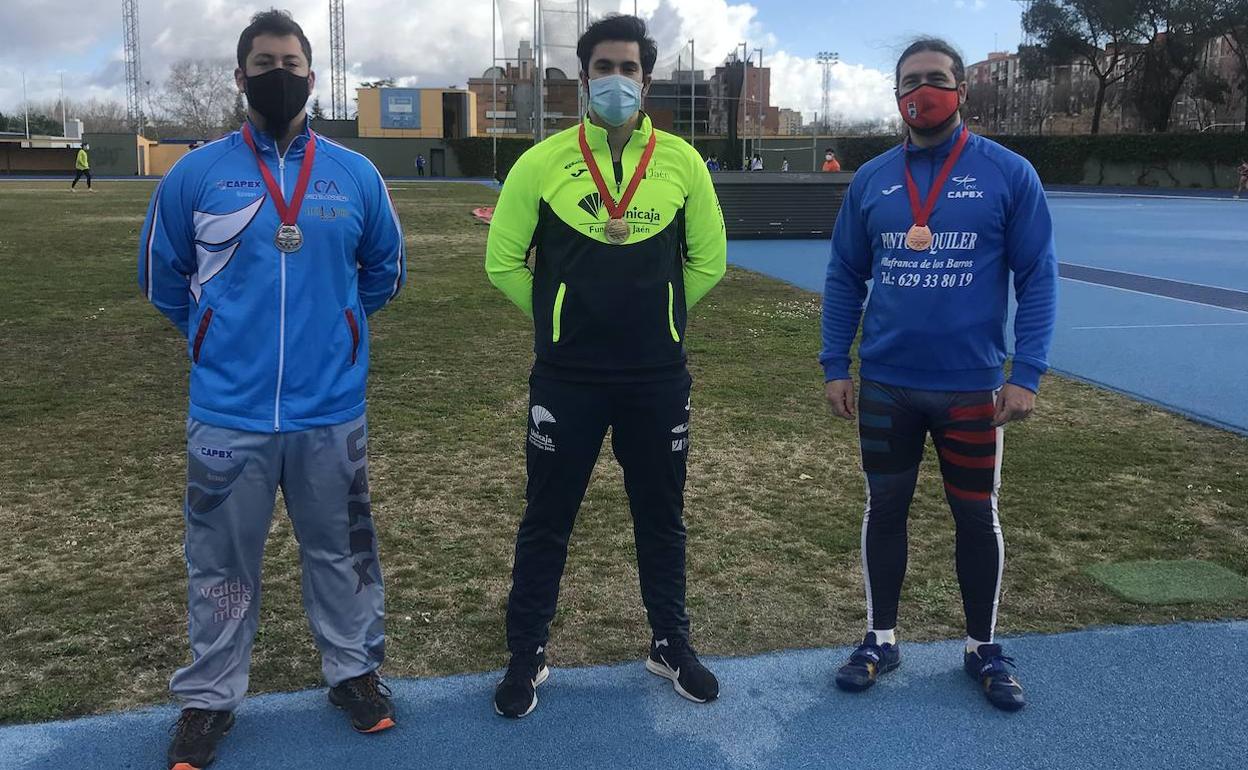 Javier García León, en el centro, con la medalla de oro. 