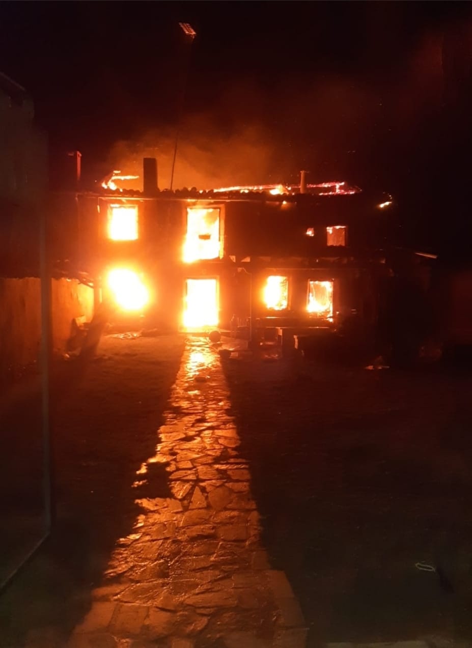 El fuego calcinó una vivienda.