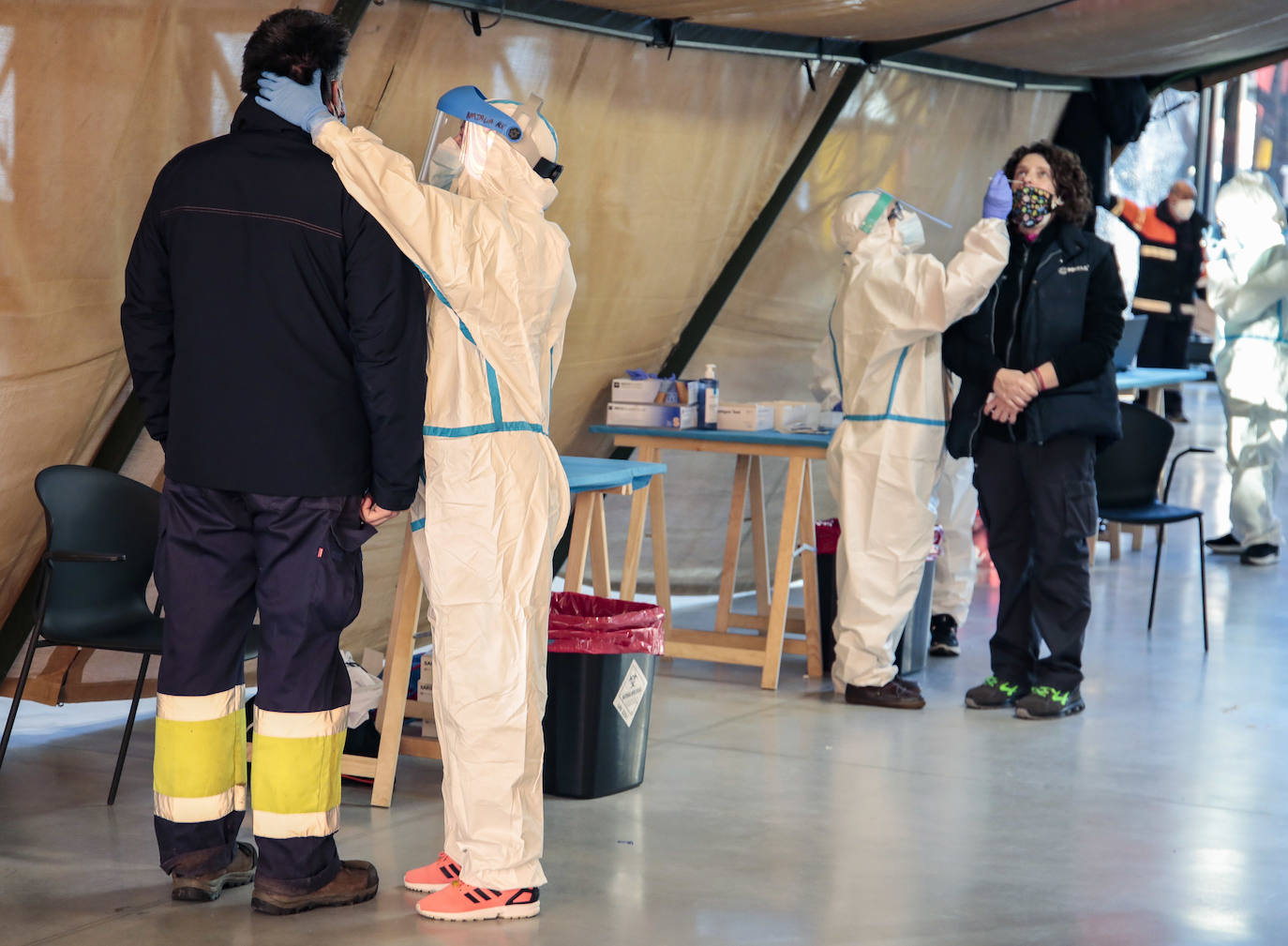 Los leoneses se dan cita en el Palacio de Exposiciones para realizarse el test de antígenos en el cribado masivo de la capital.