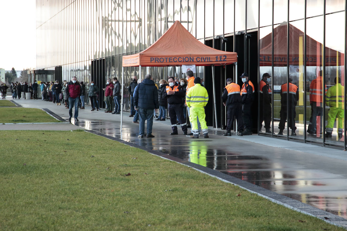 Los leoneses se dan cita en el Palacio de Exposiciones para realizarse el test de antígenos en el cribado masivo de la capital.