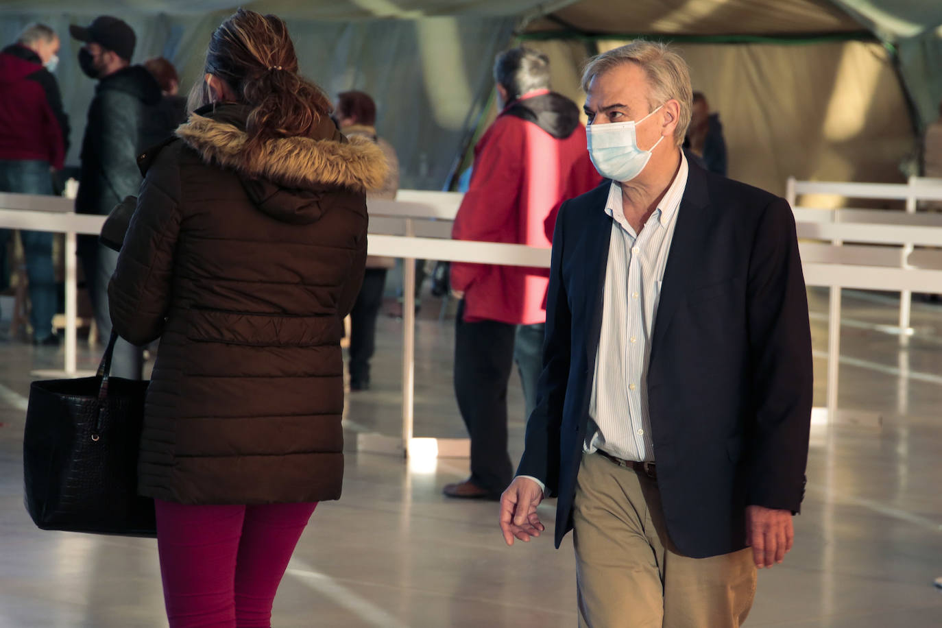 Los leoneses se dan cita en el Palacio de Exposiciones para realizarse el test de antígenos en el cribado masivo de la capital.