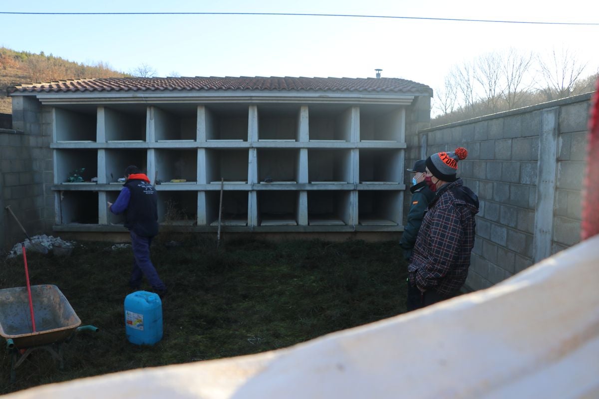 Garrafe de Torío vive un triste momento en la ejecución de una sentencia sobre un cementerio.