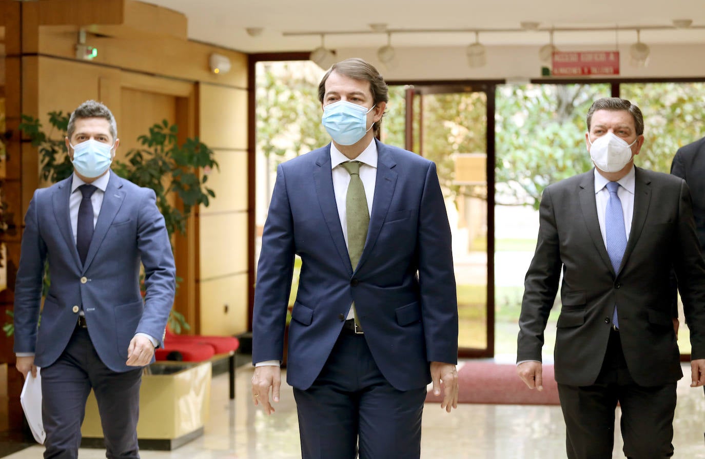 Fotos: El presidente de la Junta comparece para informar de las alegaciones al recurso sobre el toque de queda