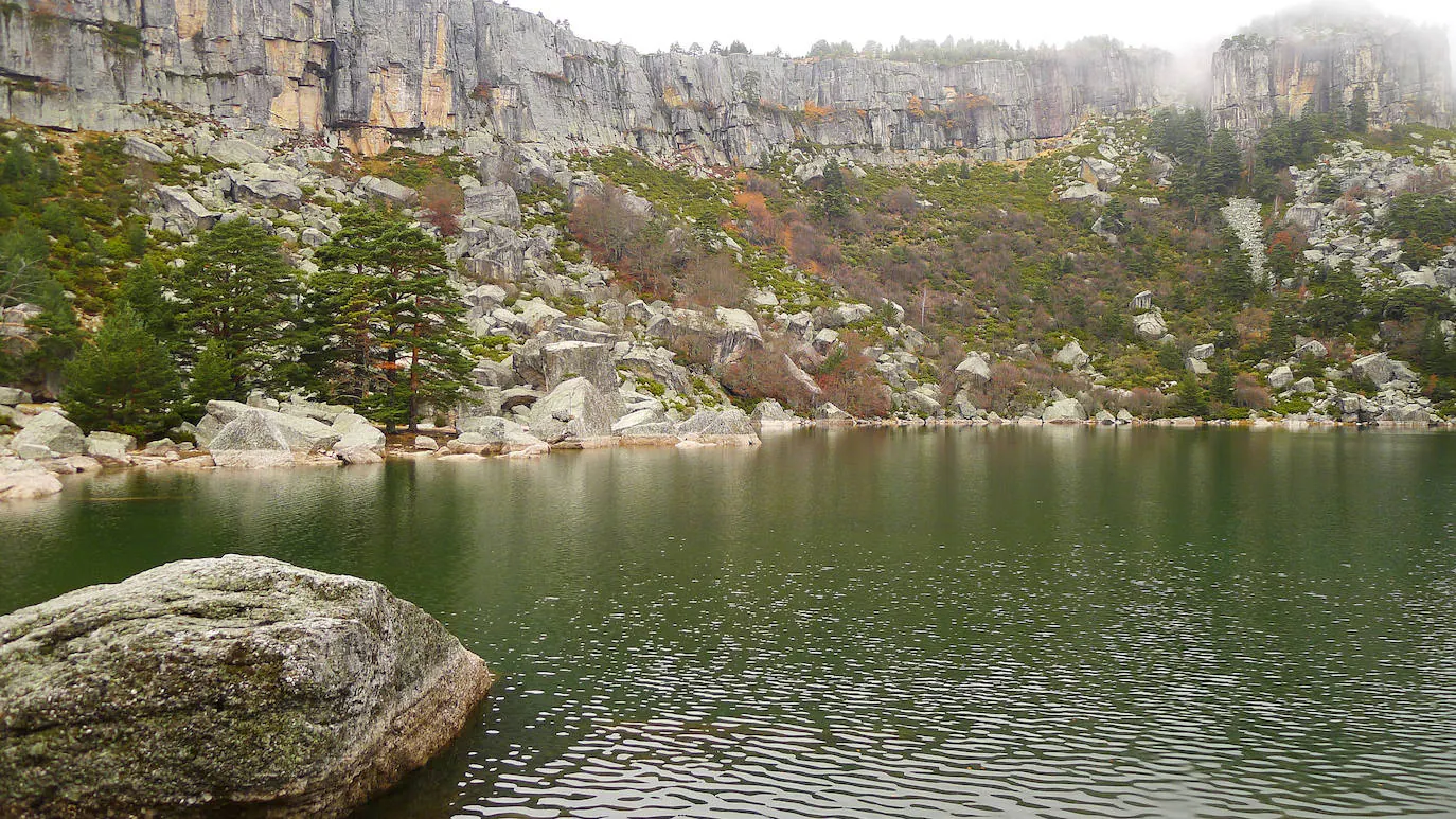 6.- Laguna Negra de Urbión (Soria) | Esta espectacular laguna, rodeada de bosque y naturaleza por todos los lados, se encuentra a 50 km. de Soria. En torno a ella también giran múltiples leyendas. Una de ellas cuenta que esta laguna no tiene fondo y que se encuentra conectada con el mar a través de túneles subterráneos. Además, no recomiendan bañarse puesto que en el interior se encuentra, dicen, una criatura que devora todo lo que cae en el interior de esta.