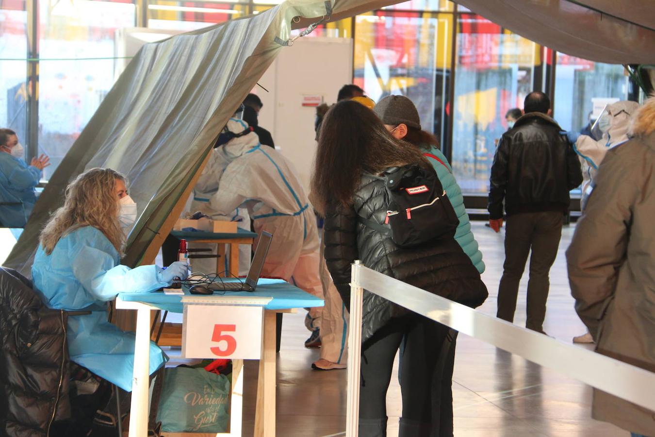 Los leoneses se dan cita en el Palacio de Exposiciones para realizarse el test de antígenos en el cribado masivo de la capital.