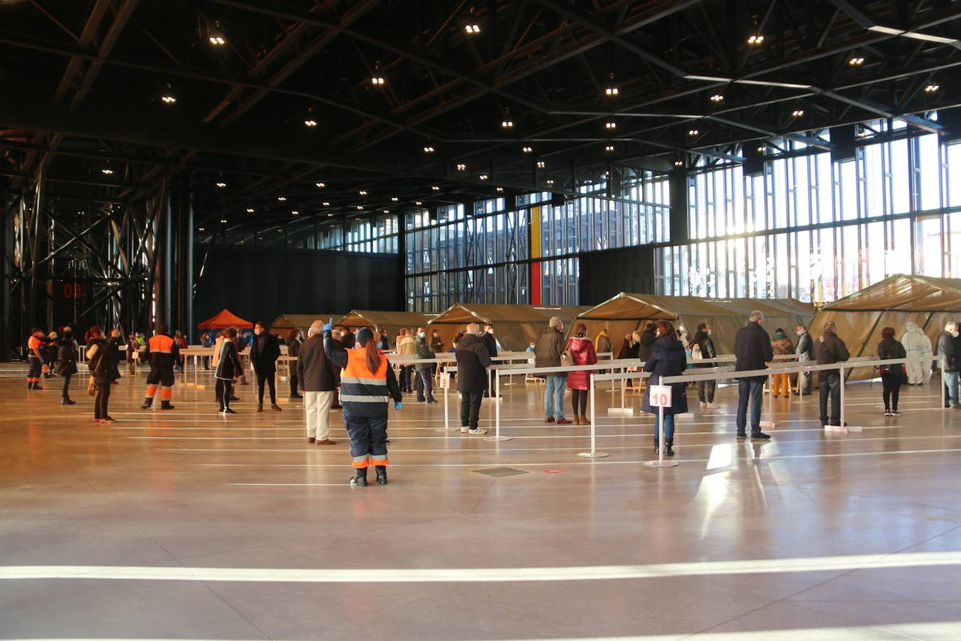 Los leoneses se dan cita en el Palacio de Exposiciones para realizarse el test de antígenos en el cribado masivo de la capital.