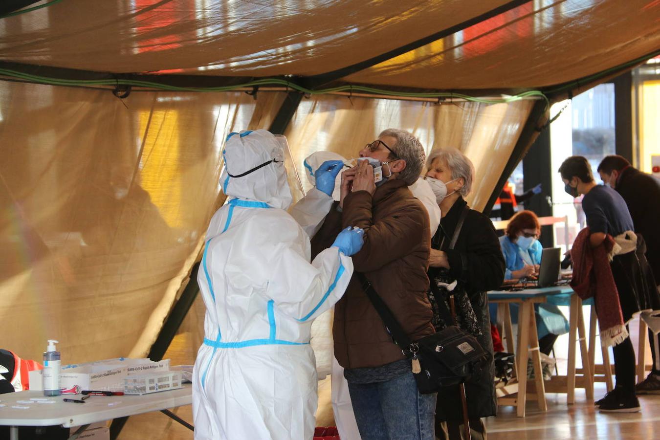 Los leoneses se dan cita en el Palacio de Exposiciones para realizarse el test de antígenos en el cribado masivo de la capital.