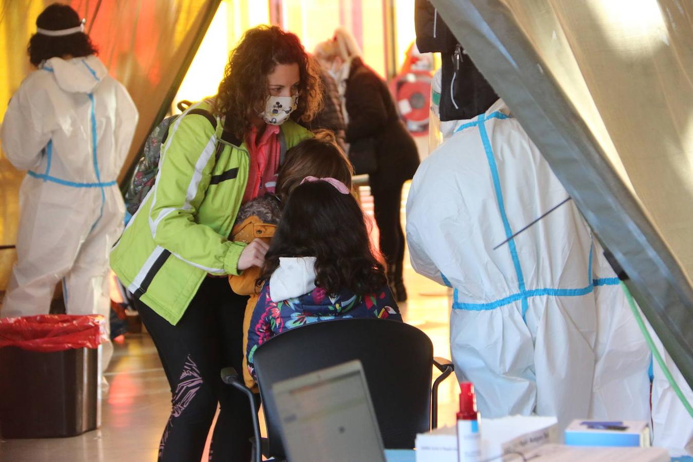 Los leoneses se dan cita en el Palacio de Exposiciones para realizarse el test de antígenos en el cribado masivo de la capital.