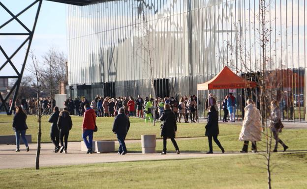 Galería. Los leoneses responden a la llamada pra realizxarse un test de antígenos en la primera jornada del cribado masivo en León.