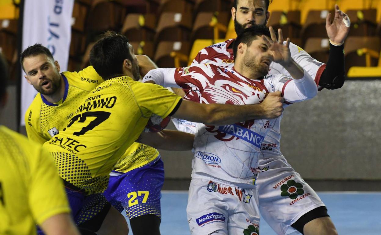 Natan Suárez, en una acción del partido.