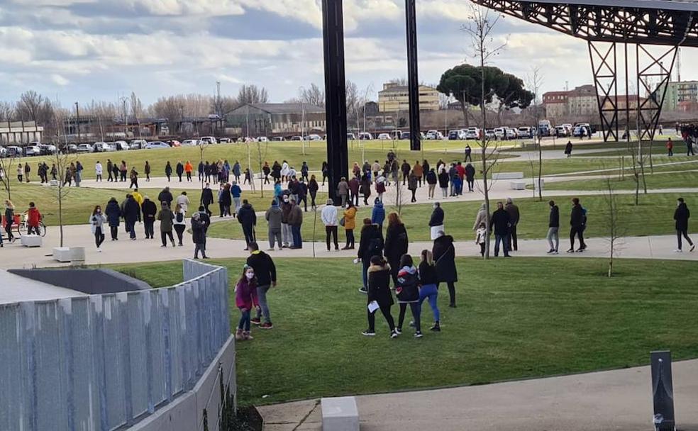 Los leoneses acuden a la llamada para realizarse un test de antígenos en el primer cribado masivo para toda la capital.