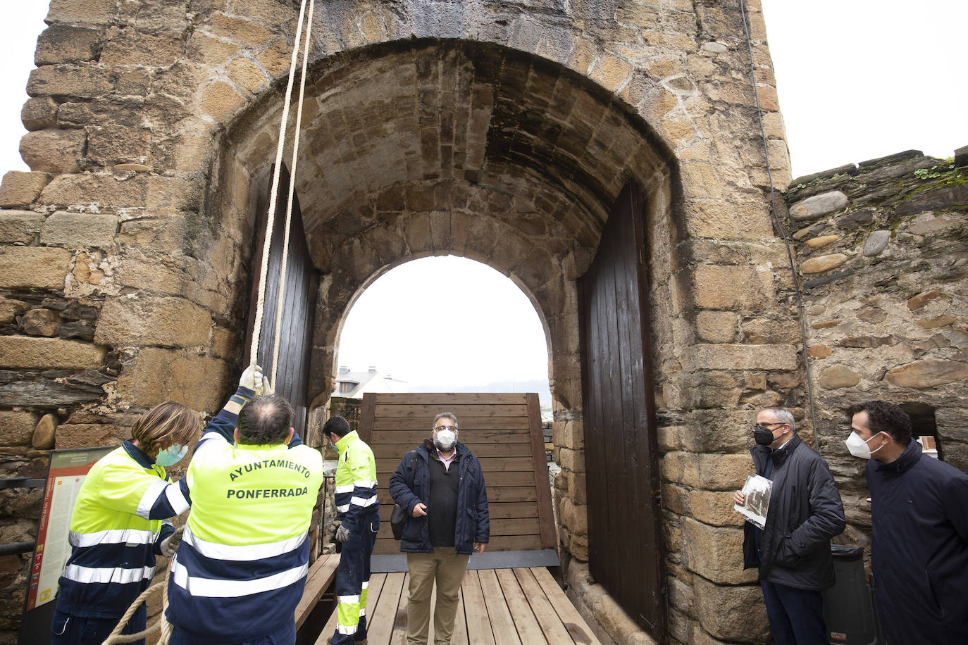 Obras de reforma en el acceso a la fortaleza.