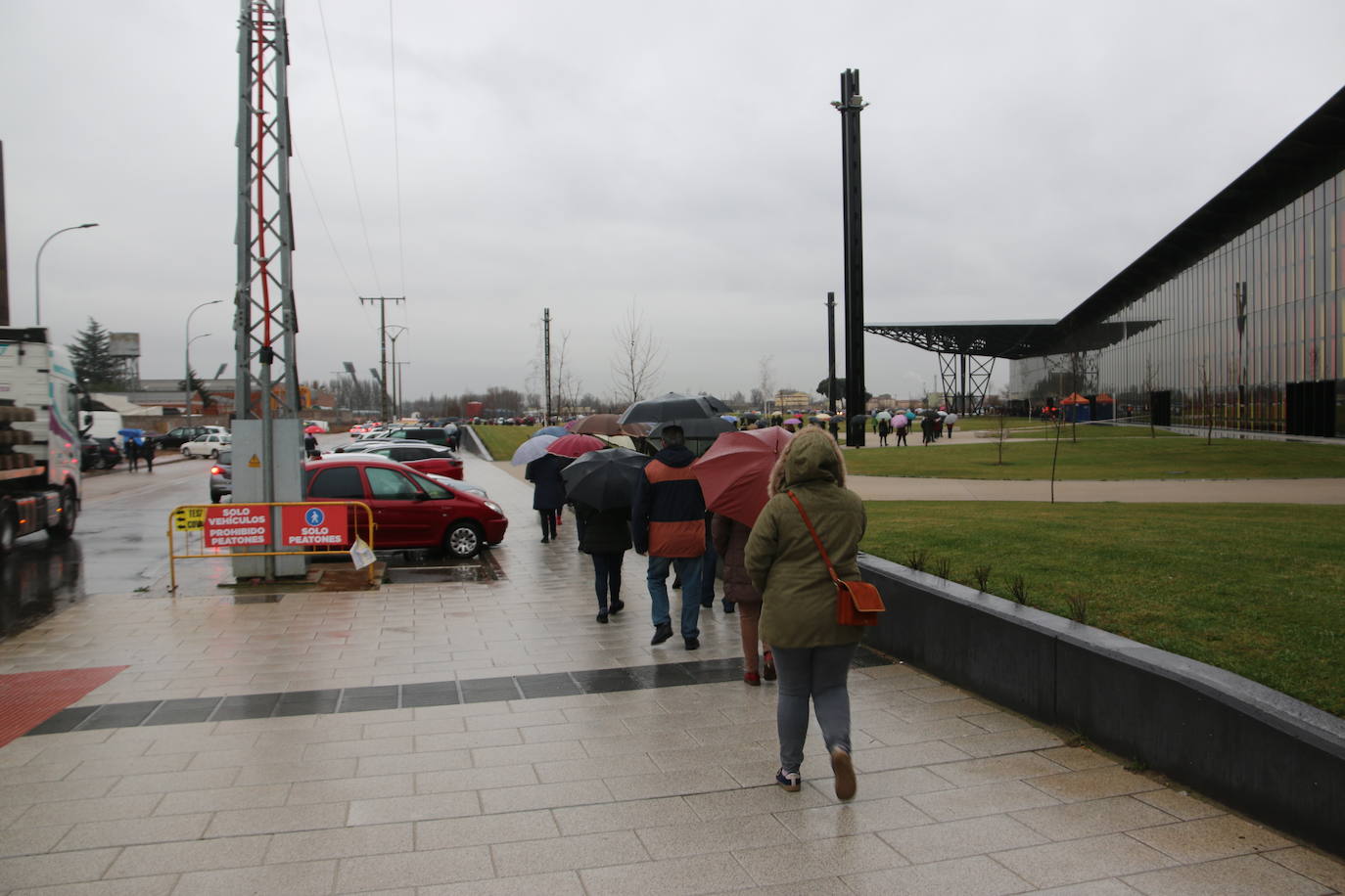 Los leoneses no se frenan por nada, ni la lluvia ni el frío ni la hora. Los ciudadanos de la capital acuden en masa a la llamada de Atención Primaria para frenar la incidencia de la covid-19.