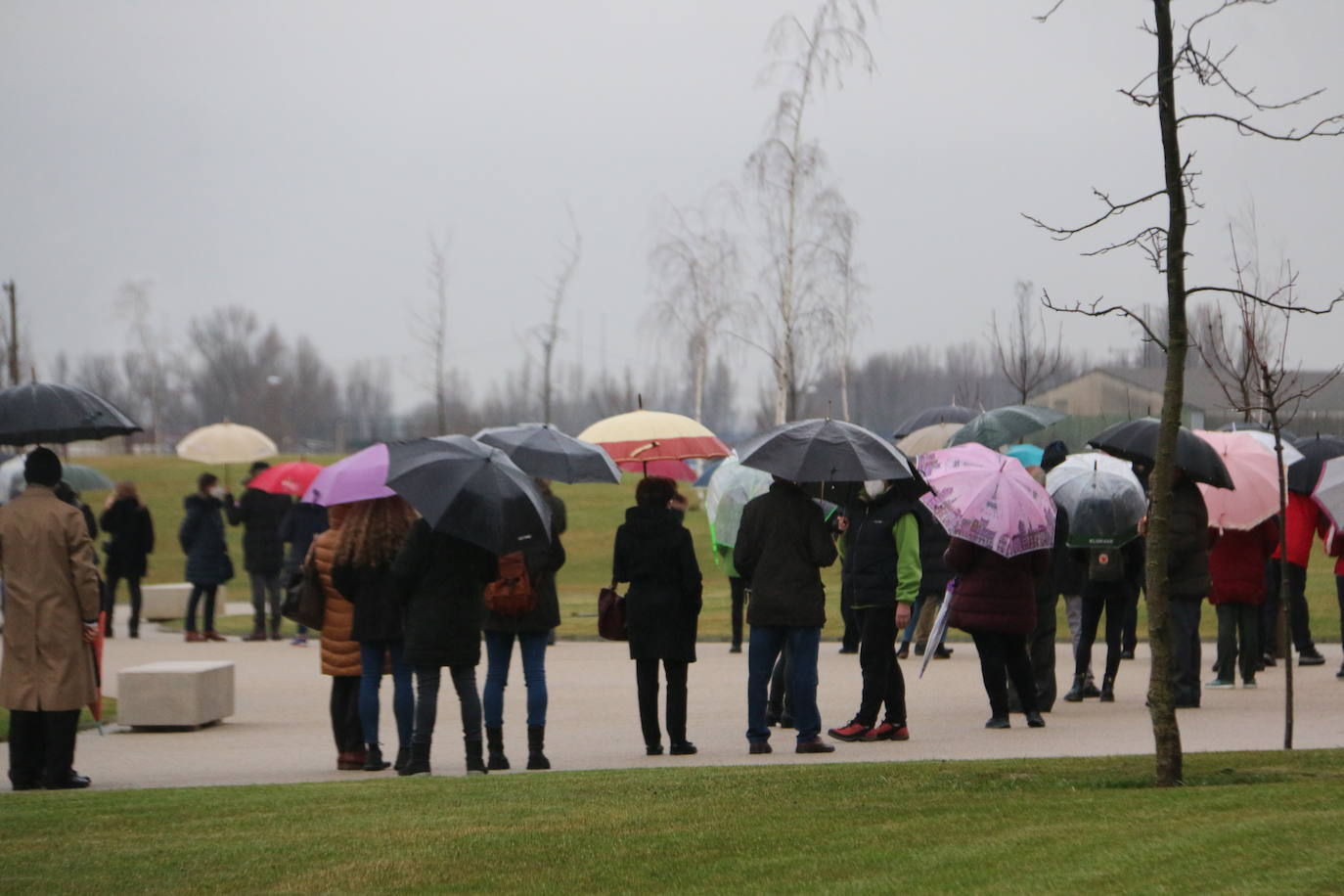 Los leoneses no se frenan por nada, ni la lluvia ni el frío ni la hora. Los ciudadanos de la capital acuden en masa a la llamada de Atención Primaria para frenar la incidencia de la covid-19.