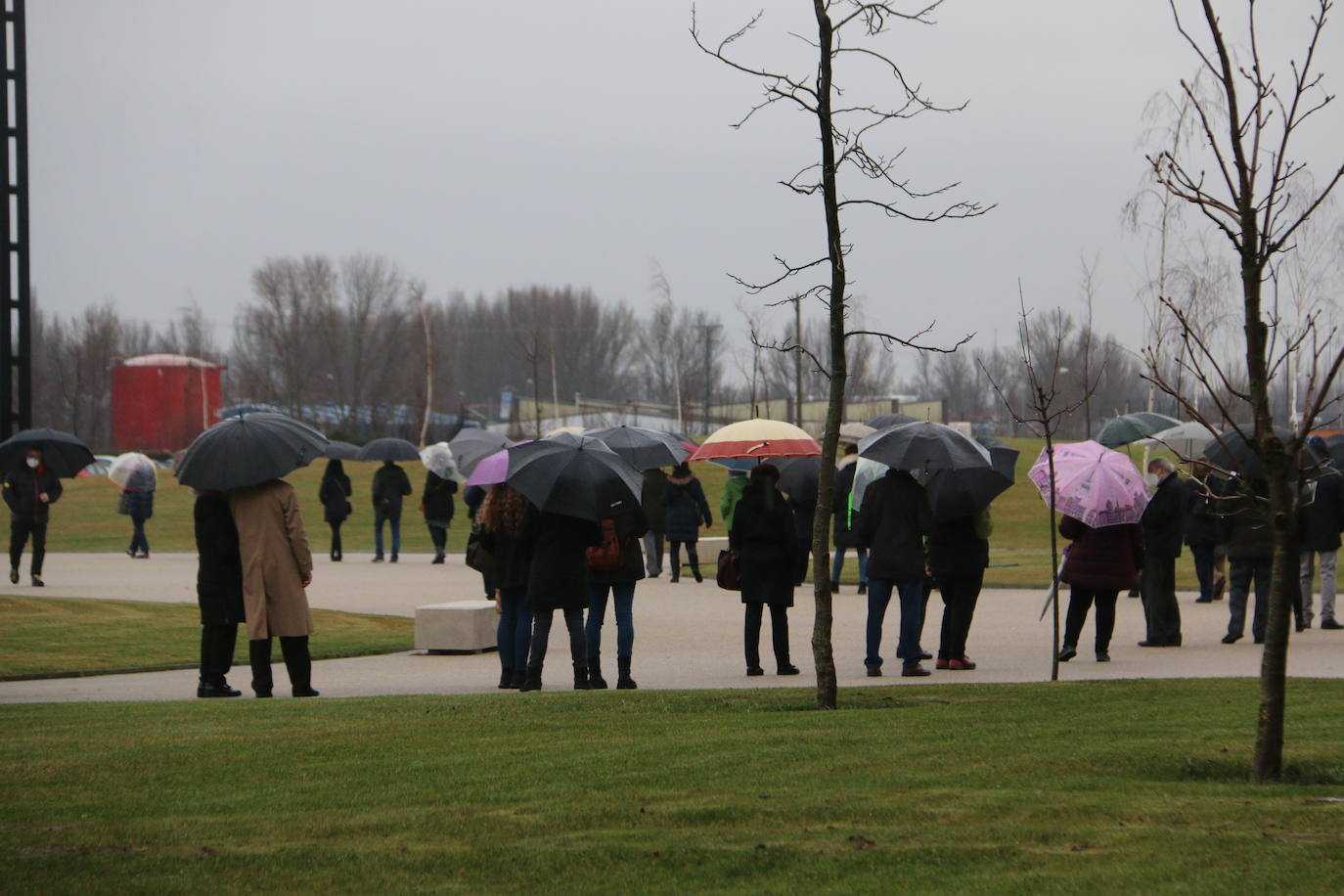 Los leoneses no se frenan por nada, ni la lluvia ni el frío ni la hora. Los ciudadanos de la capital acuden en masa a la llamada de Atención Primaria para frenar la incidencia de la covid-19.