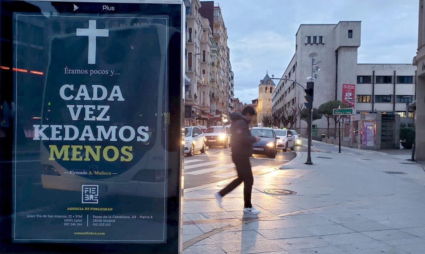 Una impactante campaña de publicidad recorre la ciudad de León para denunciar su abandono, olvido, la dejadez de los políticos y la falta de oportunidades para los jóvenes | La agencia responsable, Fiebre Creativa, asegura que quiere «remover las conciencias». 