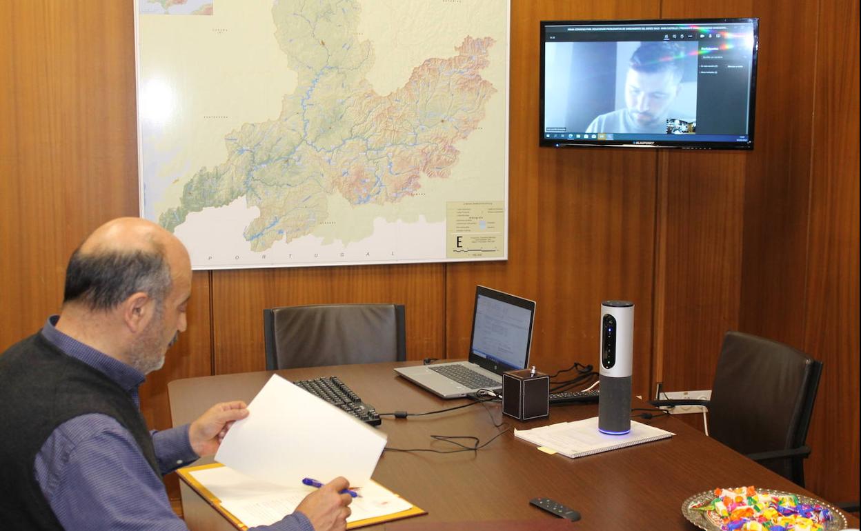 El presidente de la CHMS, durante la reunión con el responsable de la Mancomunidad.