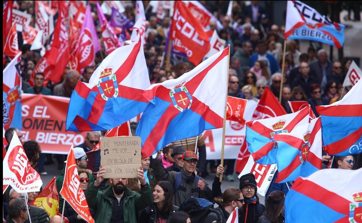 Banderas del Bierzo en la manifestación por el futuro de la comarca.
