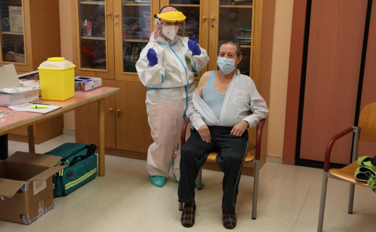 Imagen del primer residente vacunado en la Residencia de Mayores de la Junta en Ponferrada.