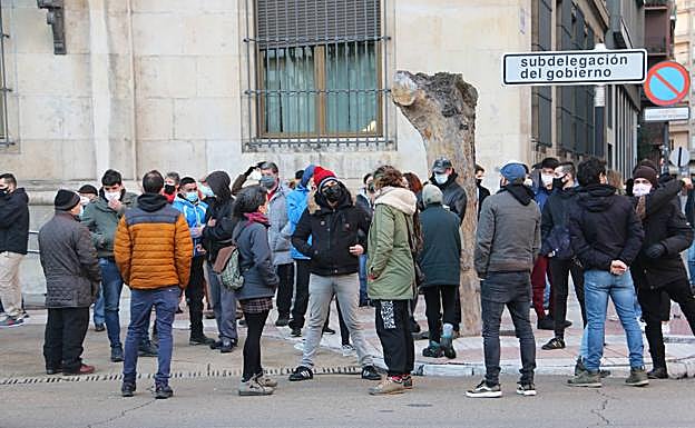 Concentrados contra el encarcelamiento de Pablo Hasel. 