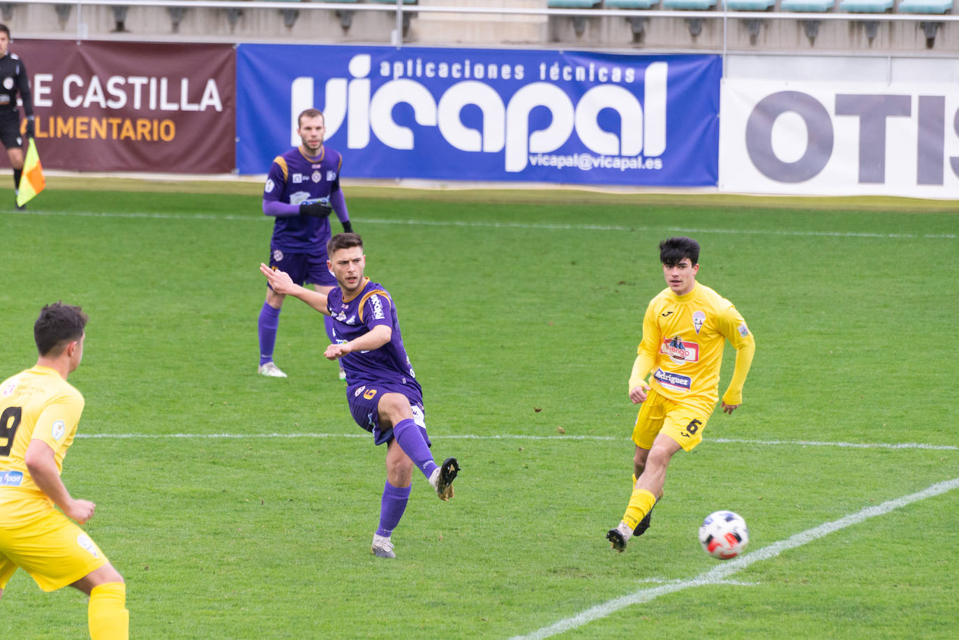 Fotos: Victoria de La Bañeza ante el Cristo Atlético (0-1)