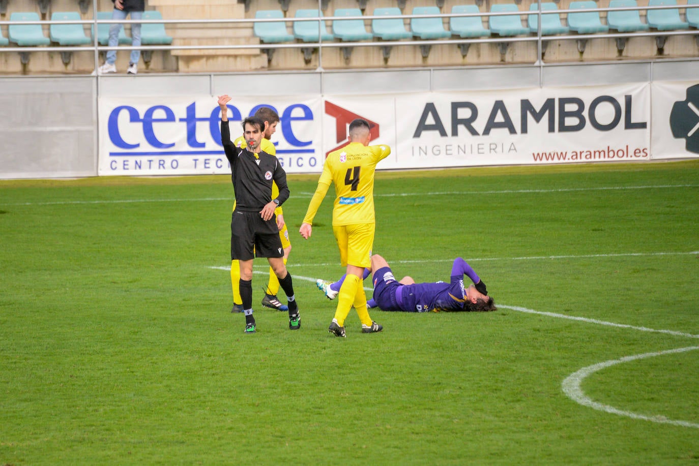 Fotos: Victoria de La Bañeza ante el Cristo Atlético (0-1)