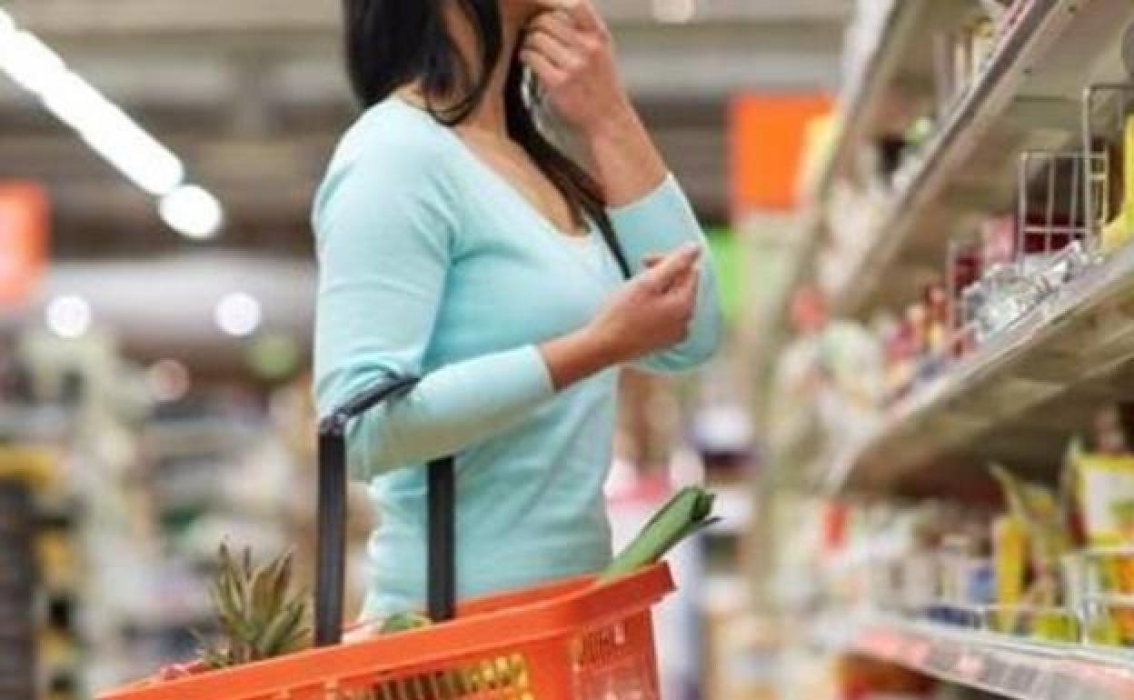 Una mujer realiza una compra en un supermercado. 