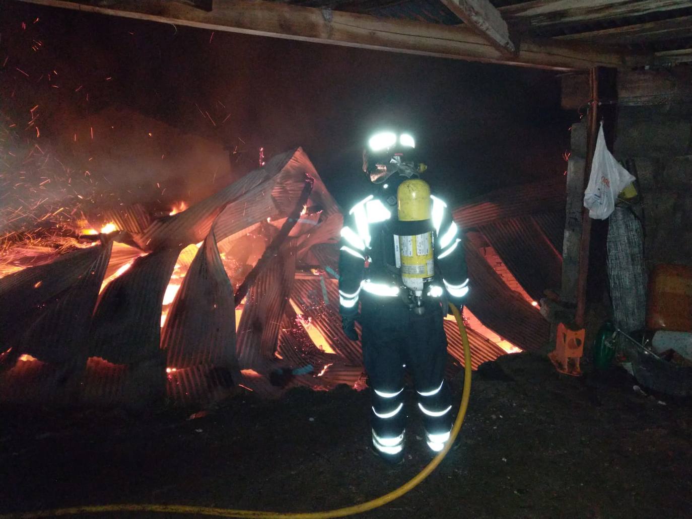 Fotos: Incendio en Villafeile (Balboa)