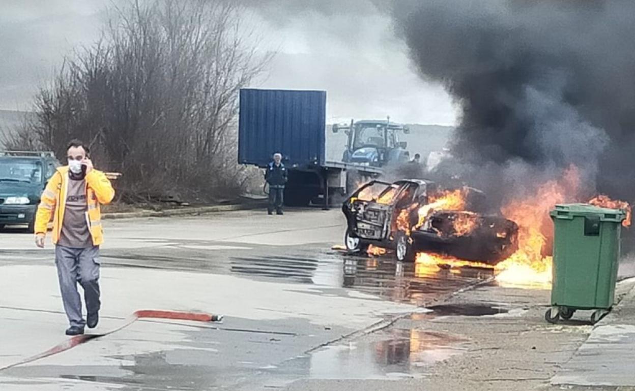 El Audi acabó envuelto en llamas tras un incendio iniciado en su motor. 