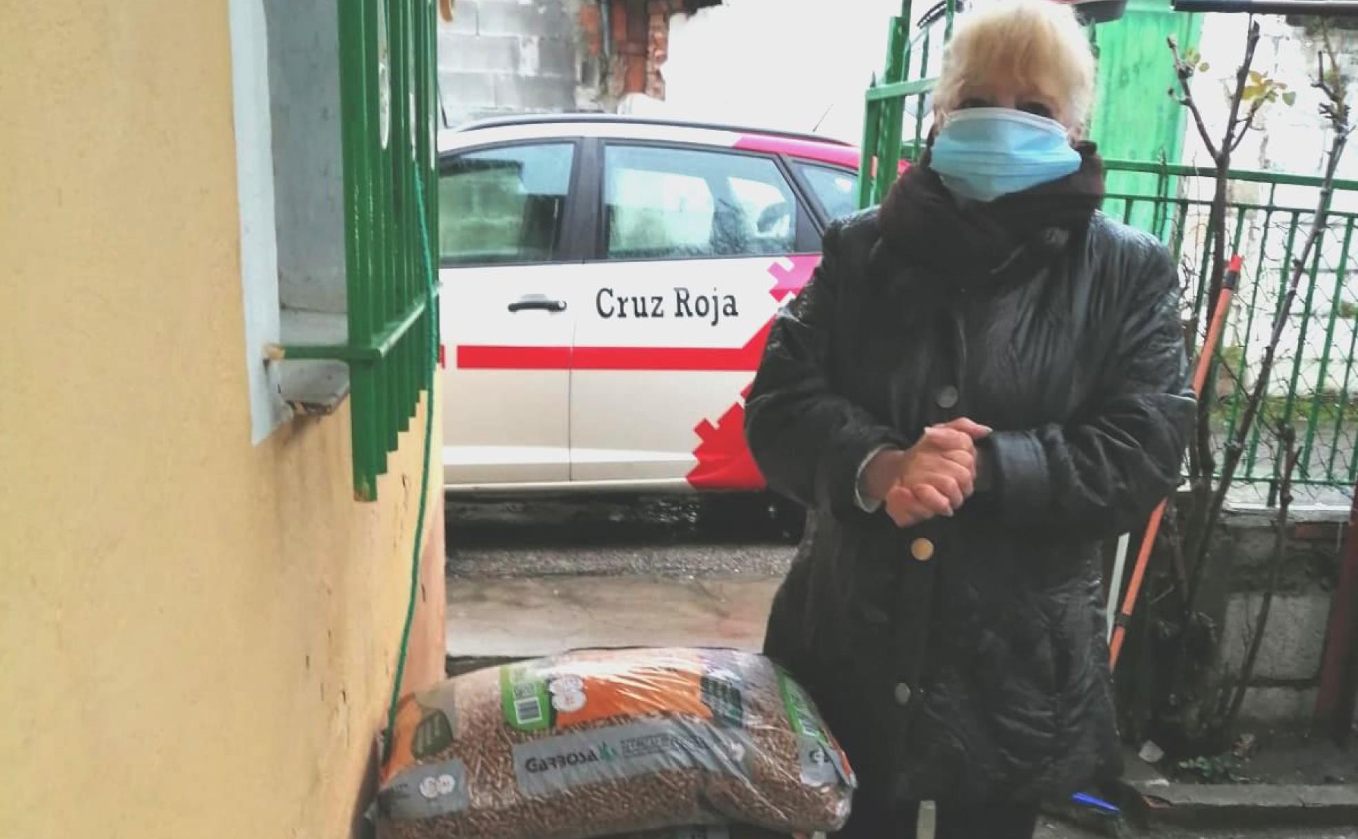 Vicenta Jiménez sufre pobreza energética y Cruz Roja le ha proporcionado una estufa para hacer frente al invierno.