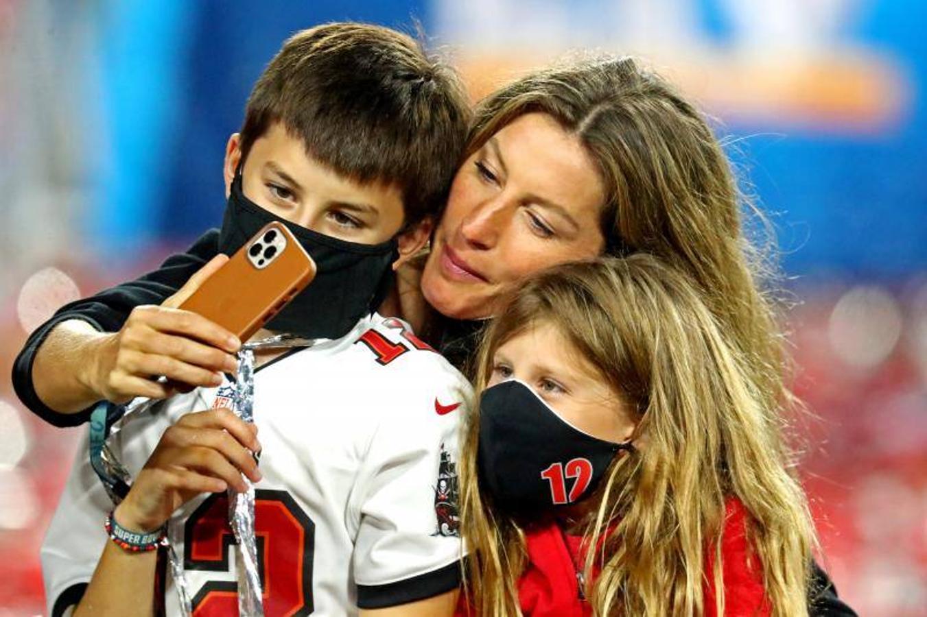 La modelo Gisele Bundchen se hace una foto con sus hijos. 