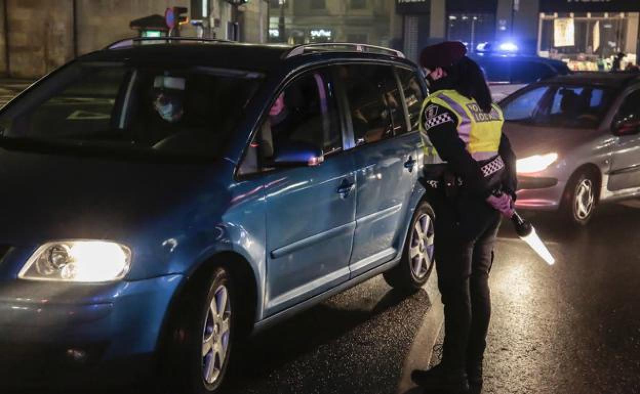 La policía realiza un control de circulación durante el toque de queda.