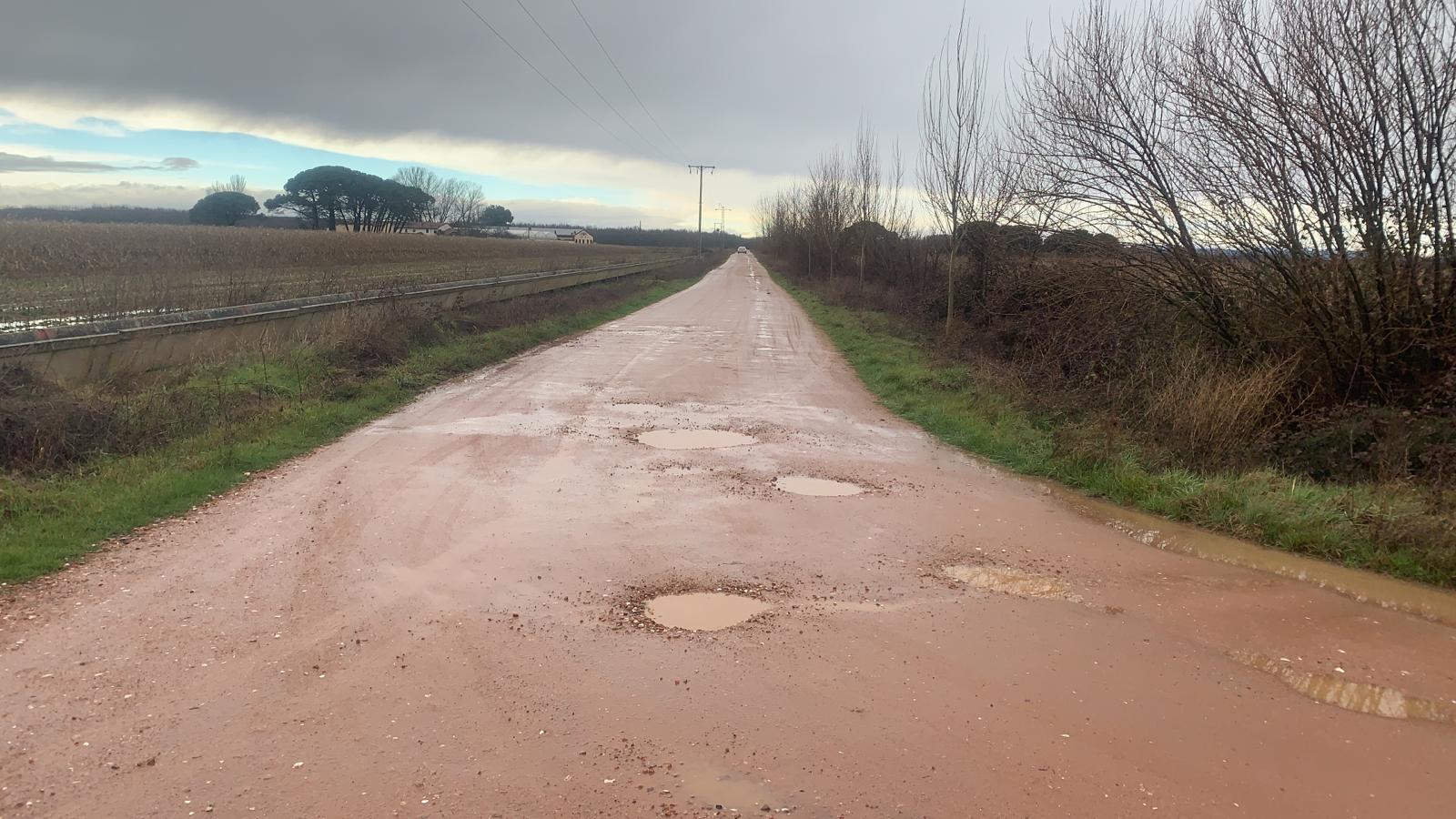 Un camino de barro, piedras y chacos se cruza entre la i+d+i de una empresa leonesa y la cruda realidad. La falta de encaje entre administraciones deja a la leonesa Agrovet, pionera en innovación agrícola y ganadera, incomunicada cada invierno. 