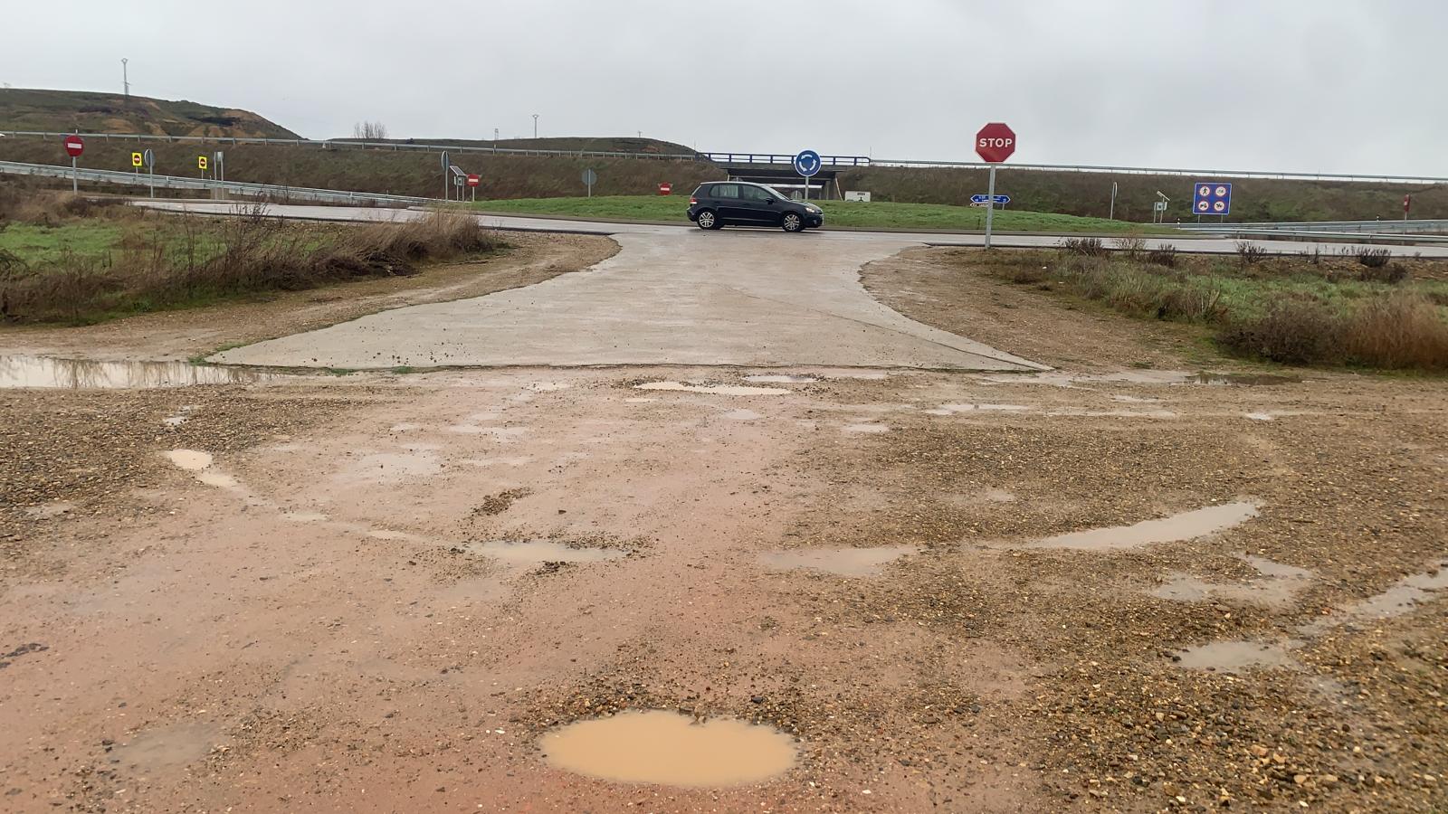 Un camino de barro, piedras y chacos se cruza entre la i+d+i de una empresa leonesa y la cruda realidad. La falta de encaje entre administraciones deja a la leonesa Agrovet, pionera en innovación agrícola y ganadera, incomunicada cada invierno. 