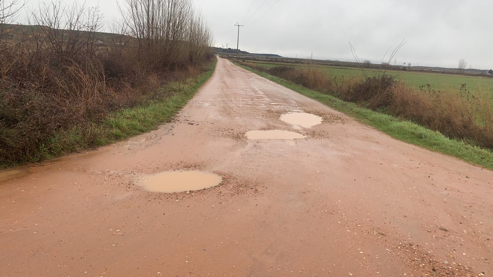 Un camino de barro, piedras y chacos se cruza entre la i+d+i de una empresa leonesa y la cruda realidad. La falta de encaje entre administraciones deja a la leonesa Agrovet, pionera en innovación agrícola y ganadera, incomunicada cada invierno. 