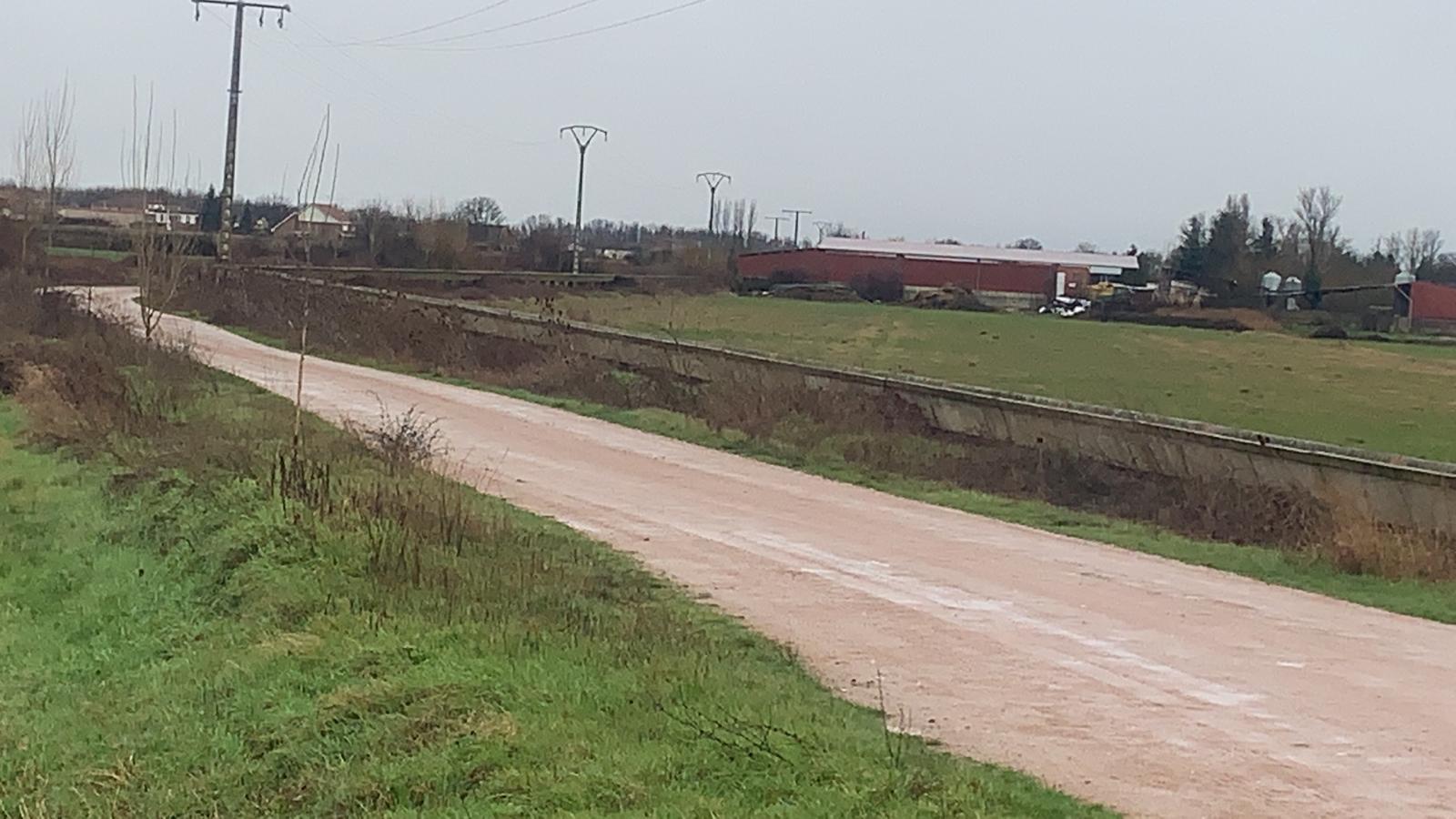 Un camino de barro, piedras y chacos se cruza entre la i+d+i de una empresa leonesa y la cruda realidad. La falta de encaje entre administraciones deja a la leonesa Agrovet, pionera en innovación agrícola y ganadera, incomunicada cada invierno. 