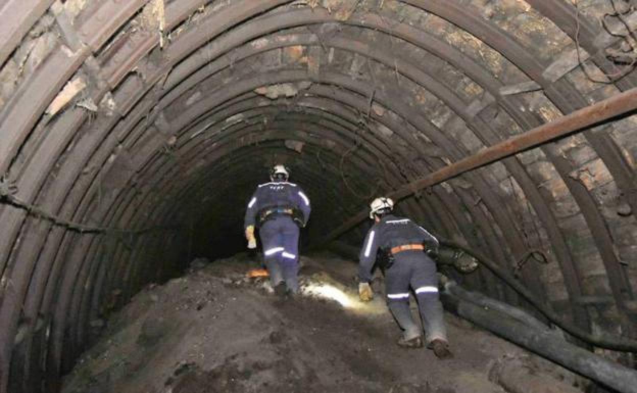 Dos trabajadores en una mina.