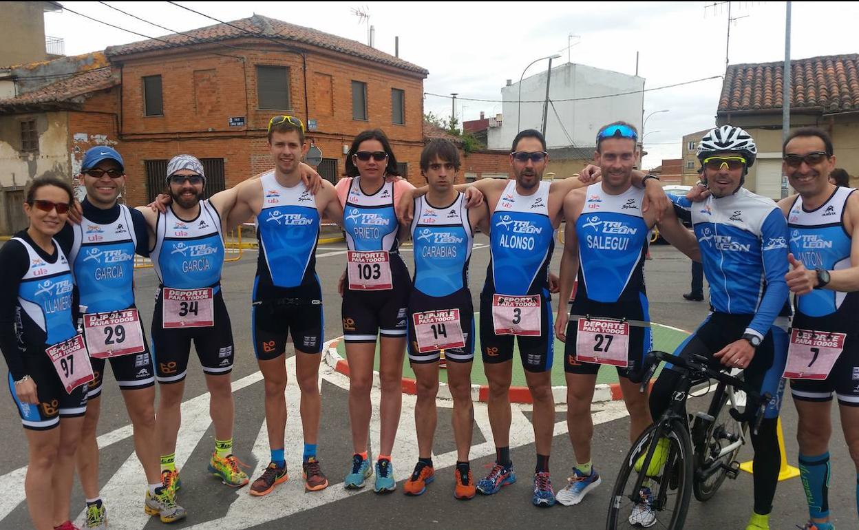 Participantes en una de las pruebas de triatlón.