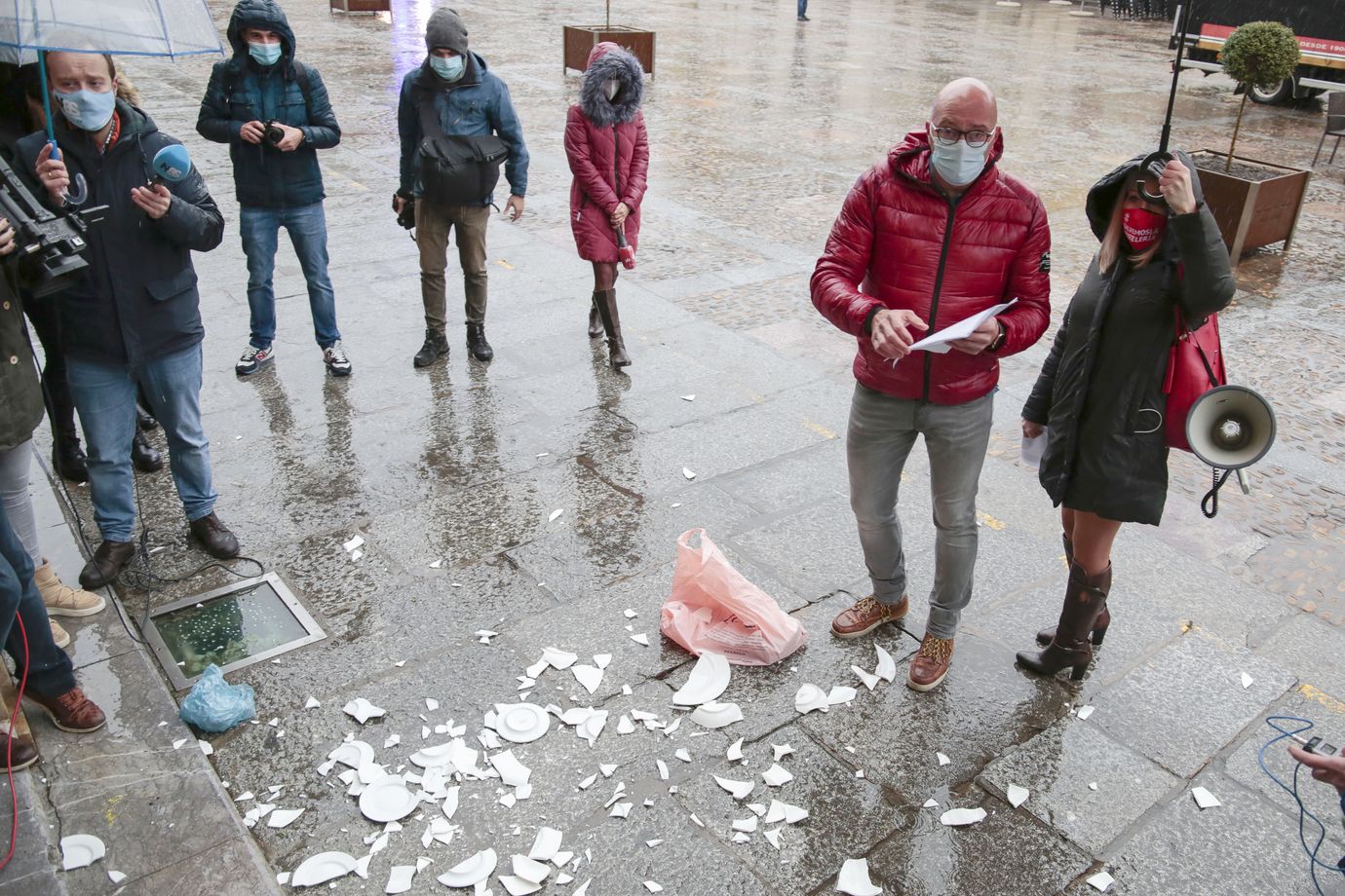 Los hosteleros de León se suman a las protestas convocadas por Hostelería de España bajo el lema 'Nos hacen pagar los platos rotos'. En la imagen, el presidente y la gerente de la Asociación de Hostelería de León, Martín Méndez y Paula Álvarez.