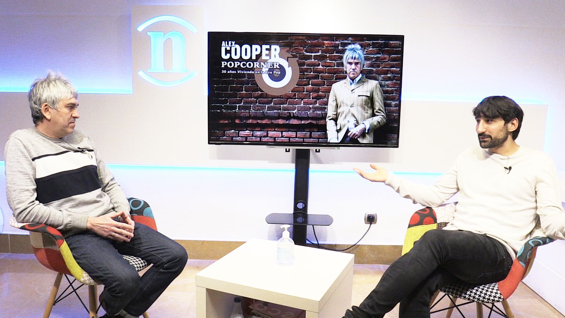 Alex Cooper durante uan entrevista con leonoticias. 