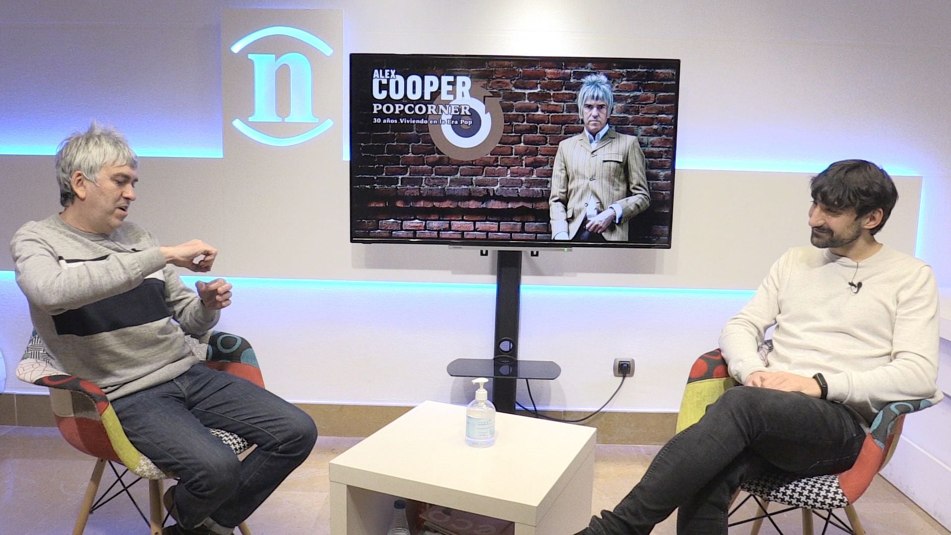 Alex Cooper durante uan entrevista con leonoticias. 