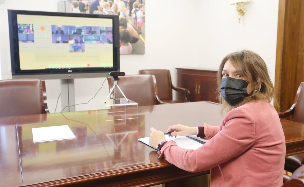 Rocío Lucas, consejera de Educación, en la reunión telemática.