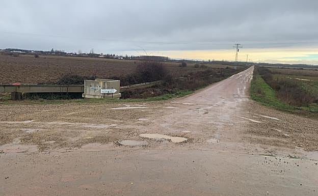 Galería. Imágenes del camino 'de cabras' por el que se llega a una de las plantas de innovación de León.