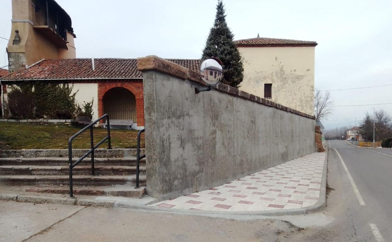 Imagen del nuevo muro, más elevado y con más espacio en la acera. Los vecinos lamentan que la excesiva altura impida sentarse a los vecinos, una de las tradiciones en la plaza.