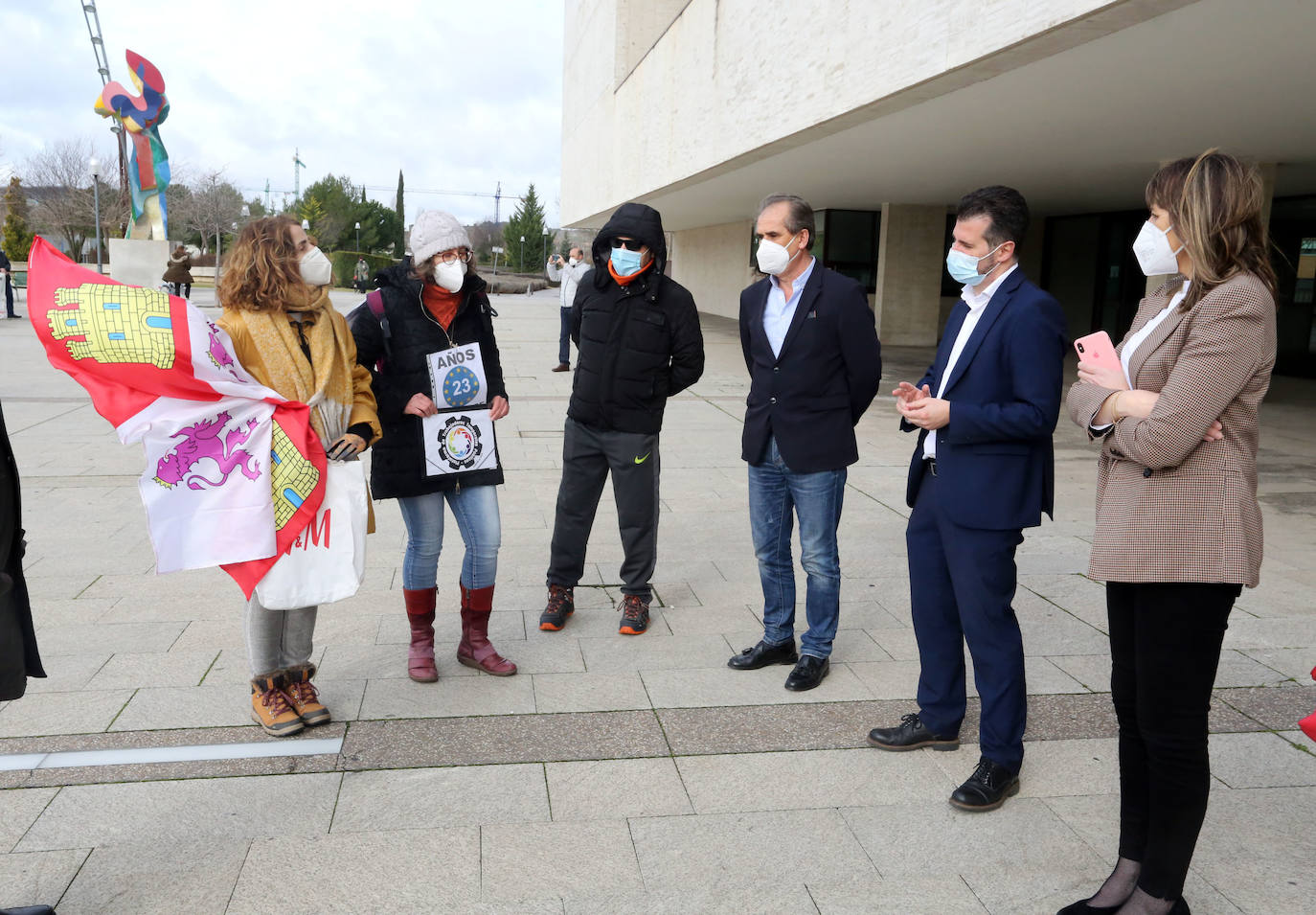El portavoz del Grupo Socialista, Luis Tudanca, charla con varias personas que se concentran frente a las Cortes de Castilla y León contra la temporalidad en la Administración.