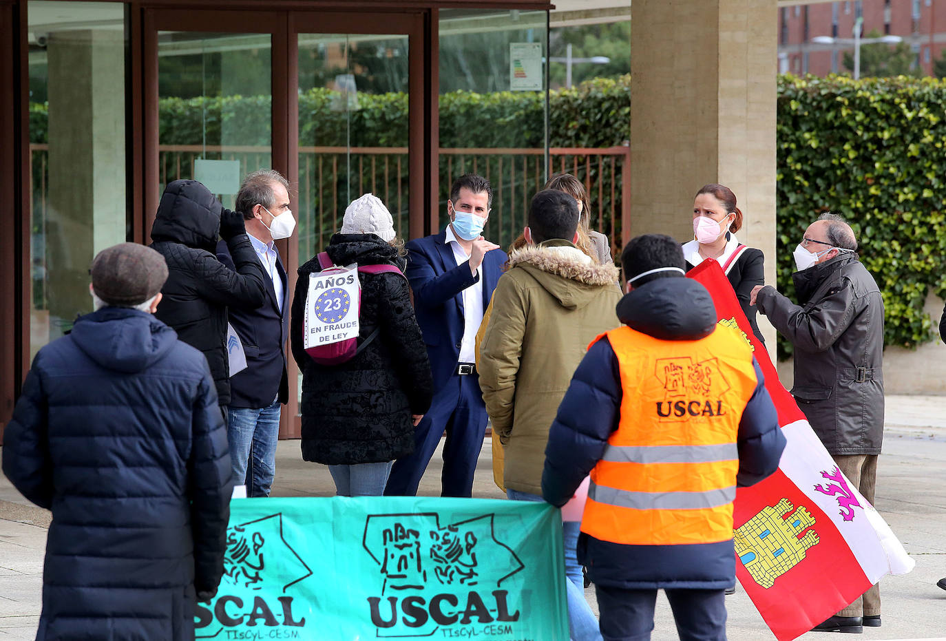 El portavoz del Grupo Socialista, Luis Tudanca, charla con varias personas que se concentran frente a las Cortes de Castilla y León contra la temporalidad en la Administración.