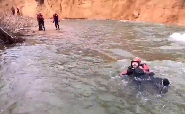 Efectivos dela UME durante un rescate en las embravecidas aguas de un río.