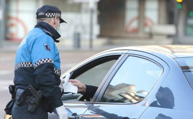 La Policía Local de León sanciona a ocho jóvenes, siete de ellos menores, por no llevar mascarilla