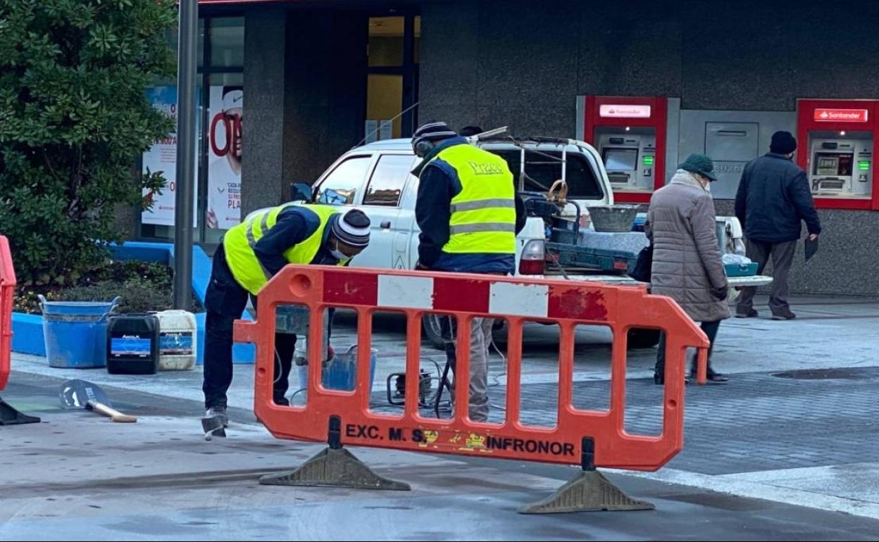 Los trabajadores de la empresa se afanan por rehabilitar el acceso a dicha calle.